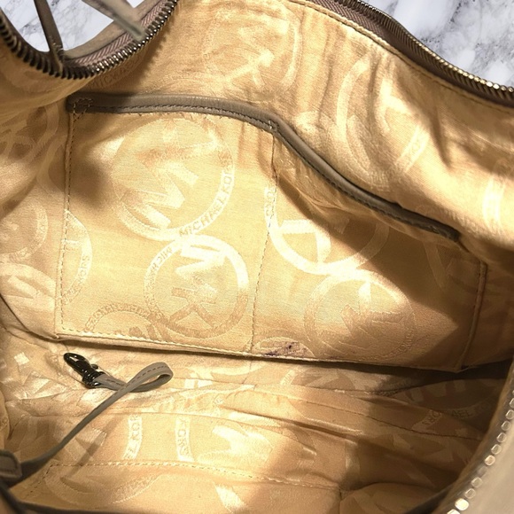 Michael Kors Purse Bag Beige Gray Pebbled Studded Roomy Large Zipper - Picture 6 of 11